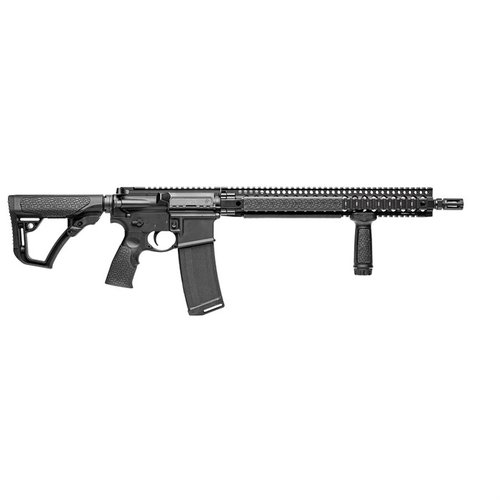 Die DDM4 V9 bietet eine präzise Schussabgabe mit einem 16" Lauf, einem 15" Picatinny Rail für Zubehör und einem sanften Rückstoss durch das Mid-Length Gas System.