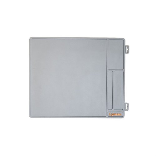 Proteggi la tua arma e il tuo banco di lavoro con il Lyman Armorer's Mat: superficie antiscivolo, scomparti per piccoli pezzi e facile da pulire.