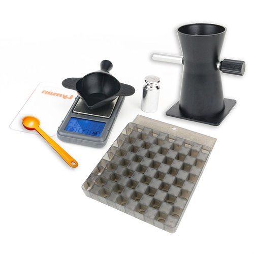 Das POWDER HANDLING STARTER SET von LYMAN bietet dir präzise und zuverlässige Ausrüstung mit einer digitalen Waage, einem Trickler und einem Ladeblock für optimale Ergebnisse.