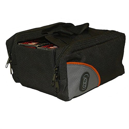 Der BOB ALLEN TEAM SERIES FOUR-BOX SHELL CARRIER aus Ripstop-Nylon hält bis zu vier Schachteln Munition, hat zwei Reissverschlusstaschen und lässt sich flach zusammenfalten.