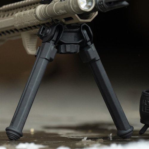 Le MOE QD Bipod pour M-LOK est léger, facile à installer sans outils, et ses pieds en caoutchouc antidérapants s'adaptent à divers terrains de tir.