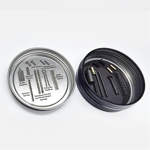 Das RISE ARMAMENT OH SH#T Spare Parts Kit für AR-15 bietet eine magnetische Basis für eine einfache Organisation und schnelle Identifizierung der häufigsten Teile.