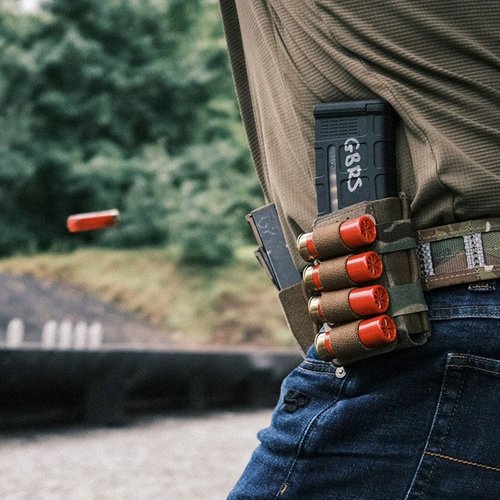 Der GBRS Group Shotgun Shell Sleeve ist leicht, passt über deine Single Rifle Magazine Pouch und sorgt für sicheren, schnellen Zugriff auf deine Schrotpatronen.