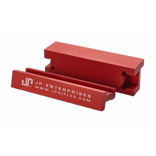 Die UNIVERSAL VICE CLAMPS von J P ENTERPRISES passen auf AR-308 und AR-15, halten den Receiver sicher und bieten Magneten zur Befestigung am Schraubstock.