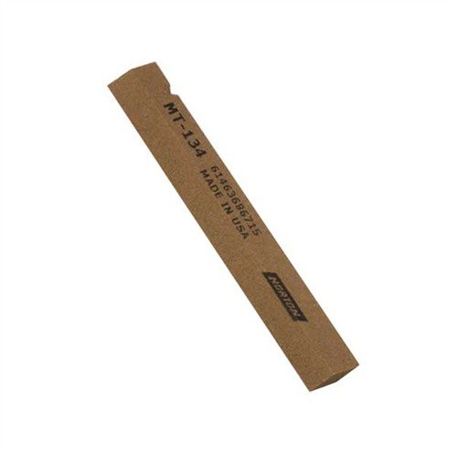 Les pierres INDIA STONES MT-134 de NORTON, en oxyde d'aluminium, offrent une coupe rapide et efficace pour l'affûtage et le polissage dans les espaces étroits.