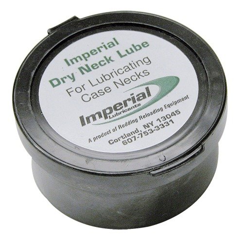 Das IMPERIAL DRY NECK LUBE von REDDING reduziert das Chatter und die Reibung beim Grössen deiner Hülsen, ohne das Ladepulver zu kontaminieren.