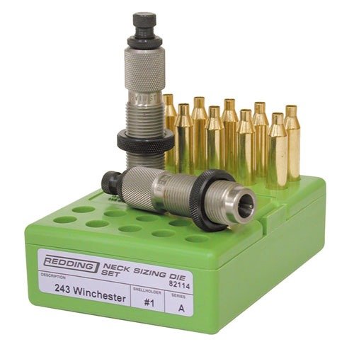I set di dies Redding per Neck Sizing offrono un'assemblaggio di decapping con un pulsante espansore, una guida per proiettili e un anello di crimpatura integrato.