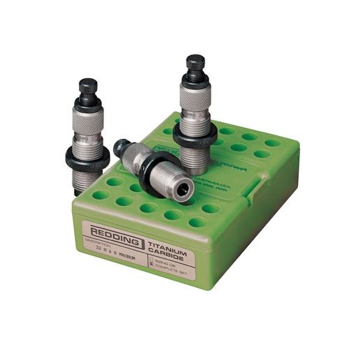 Il set di die 3 in 1 CARBIDE di Redding offre una superficie liscia in Titanium carbide per un resizing senza lubrificazione e una precisione eccellente.