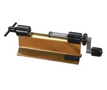 Il CLASSIC CASE TRIMMER di FORSTER PRODUCTS, INC. offre precisione e facilità d'uso per rifinire le cartucce, garantendo prestazioni ottimali e durata nel tempo.
