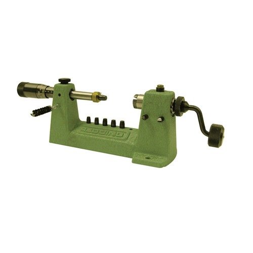 Il CASE TRIMMER W/ MICROMETER Redding offre un micrometro facile da leggere, un telaio in ghisa esteso e sei pilot per una lavorazione precisa delle cartucce.