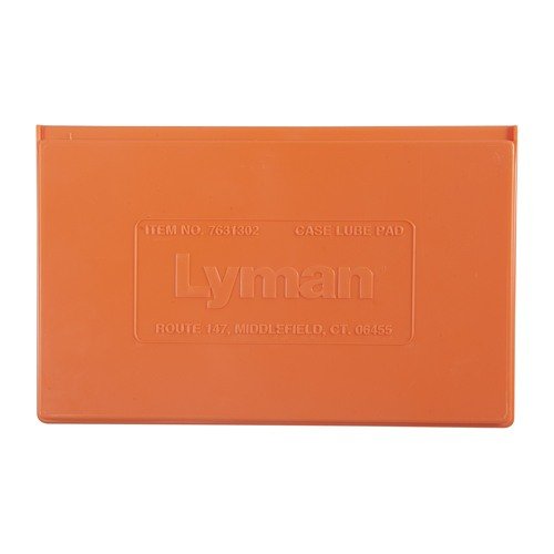 Mit dem CASE LUBE KIT von Lyman erhältst du eine grosse Lube Pad, 2 fl. oz. Lyman Case Lube und ergonomische Handgriffe für müheloses Fetten deiner Hülsen.