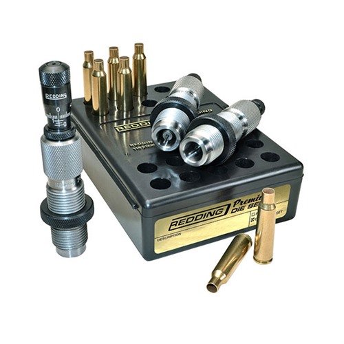 I set di die Redding Premium Deluxe offrono precisione superiore con un Carbide Size button per un resizing fluido e un Bullet Micrometer Seating Die per regolazioni precise.