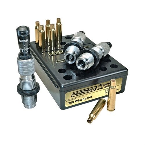 Entdecke das Redding Premium Deluxe Die Set für präzises Nachladen: mit Carbide Size Button für müheloses Resizing und Bullet Micrometer für genaue Sitztiefe.