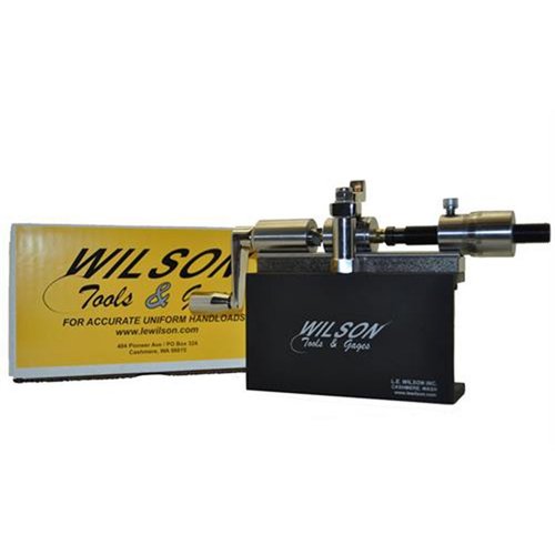 Il kit L.E. Wilson .50 BMG Microstop Case Trimmer offre un supporto per casi lunghi, regolazione micro stop per tagli precisi e tutti gli strumenti necessari per ricaricare.